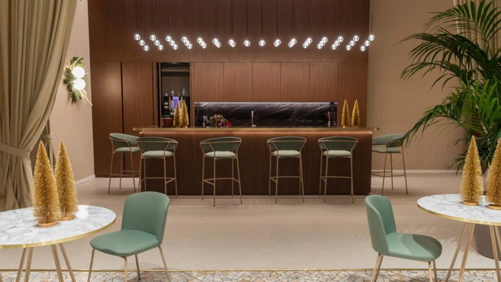 Gastro mit Beleuchtungskonzept in der Umgebung einer Bar